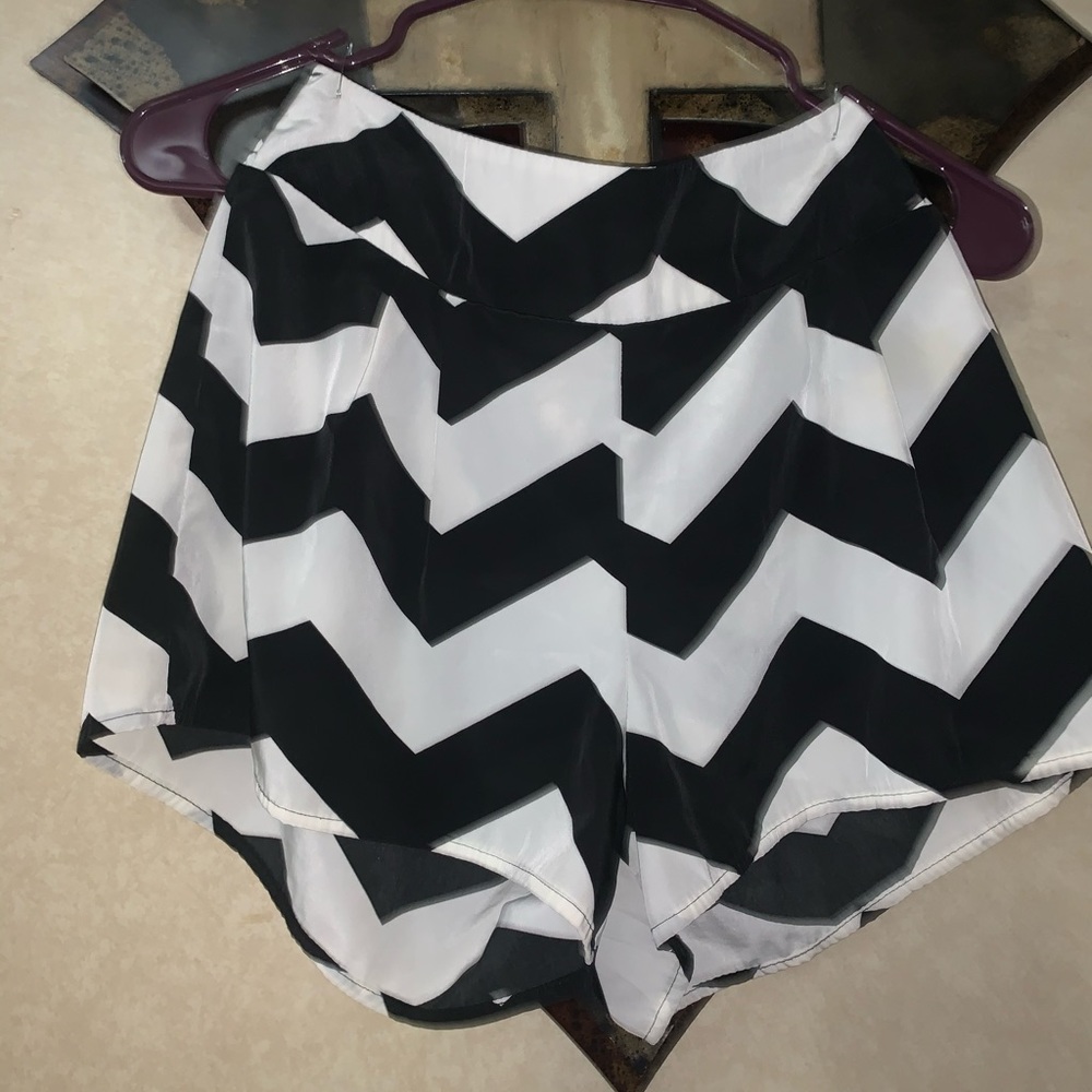 Chevron black & white sheer shorts